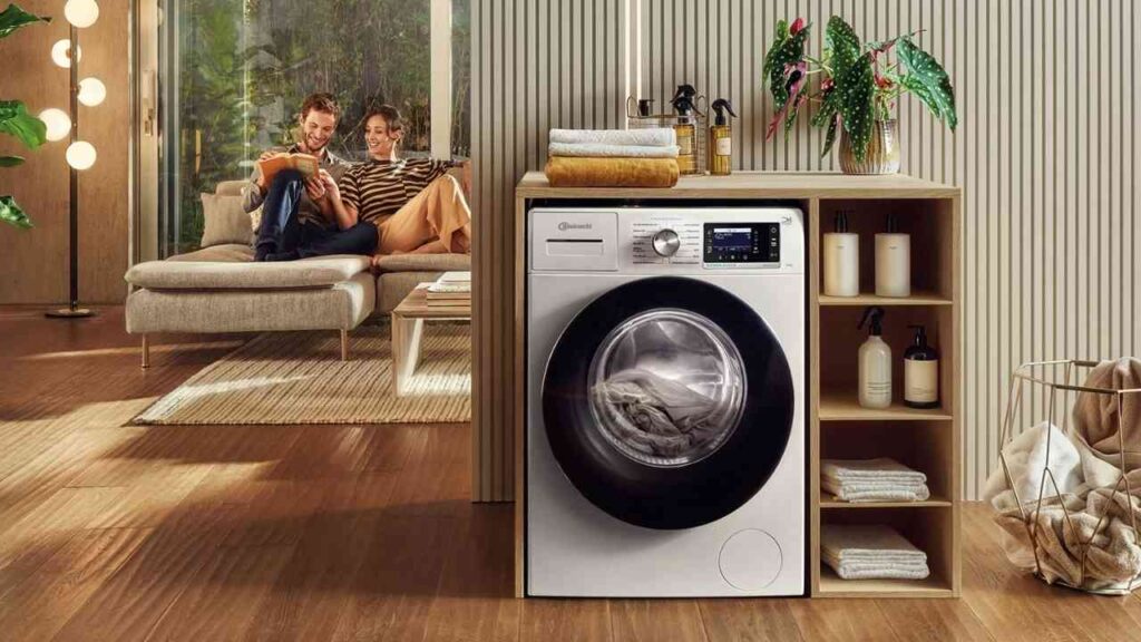 Moderne Waschmaschine von Bauknecht mit transparentem Bullauge und Bedienfeld, platziert in einem Wohnraum.