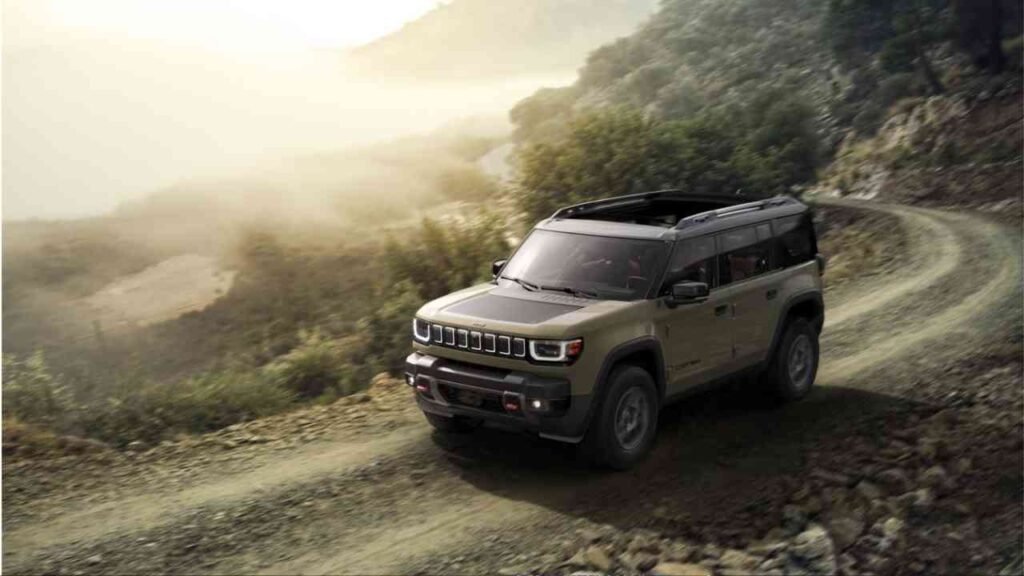 Geländewagen auf einer kurvenreichen Straße in einer bewaldeten Umgebung mit sanften Hügeln im Hintergrund.