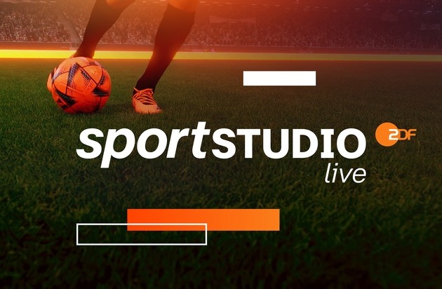 Logo von sportstudio live auf einem Fußballplatz mit einem Spieler, der einen Fußball dribbelt.