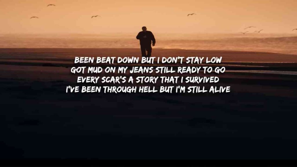 Mann am Strand mit einem Zitat über Überwindung und Lebenswillen vor einer Küstenlandschaft.