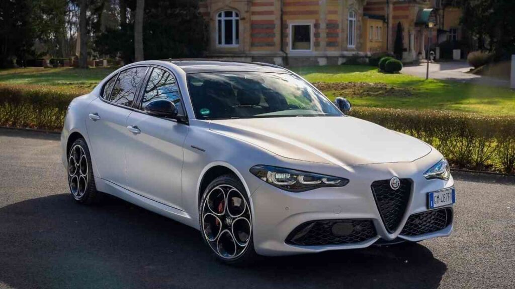 Alfa Romeo Giulia in silberner Lackierung mit sportlichen Felgen und markantem Design.