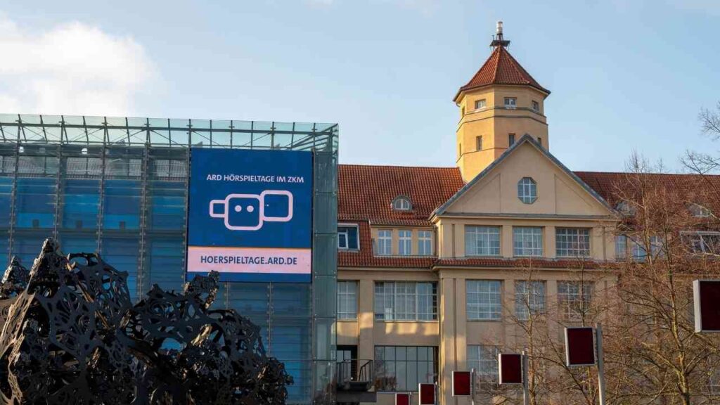 Großes Werbebanner für die ARD Hörspieltage mit einem grafischen Element und der URL hoerspieltage.ard.de.