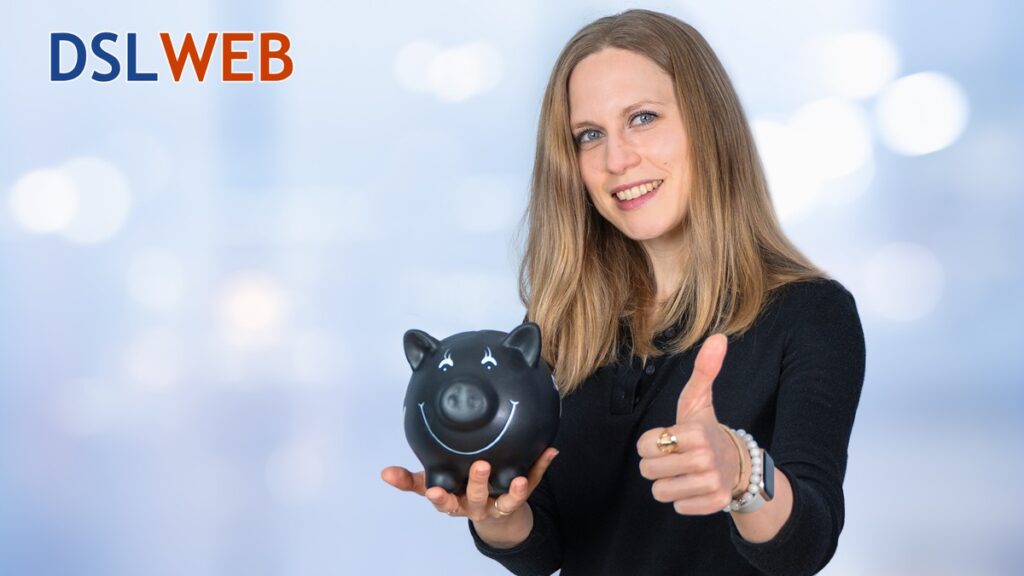 Frau mit einem schwarzen Sparschwein, die mit Daumen hoch lächelt und positive Gestik zeigt.