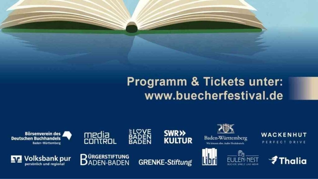 Offenes Buch mit Seiten, die über einen blauen Hintergrund schweben, mit Logos von Sponsoren und Veranstaltern.