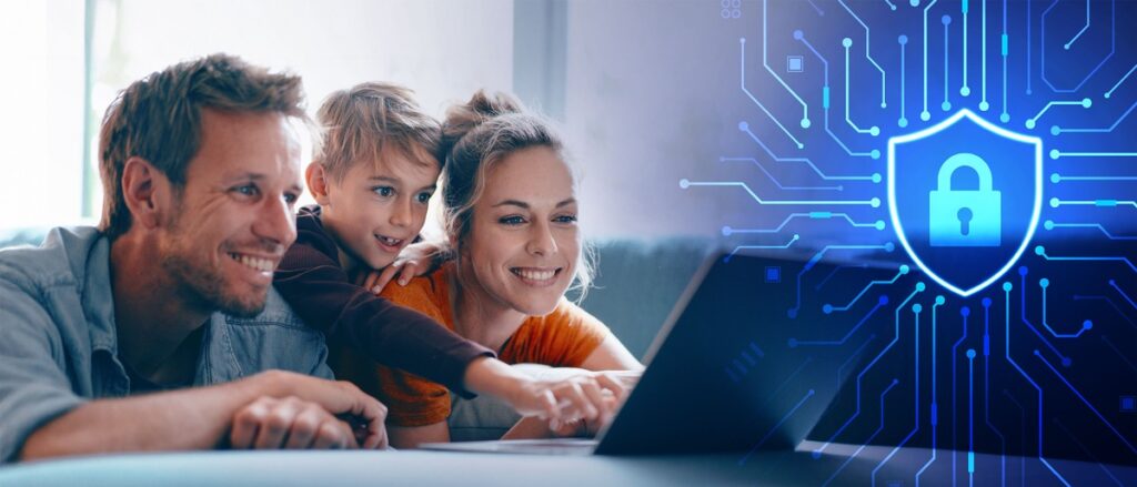 Familie mit einem Kind, die gemeinsam an einem Laptop arbeitet, umgeben von einem digitalen Sicherheitssymbol.