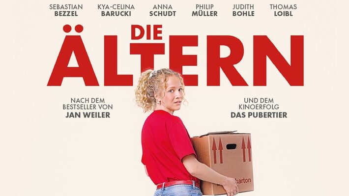 Filmplakat für 'Die Ältern' mit einer Frau, die einen Karton hält, umgeben von rotem Text.