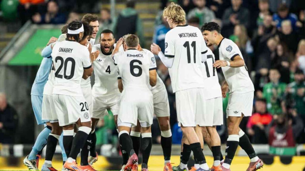 Deutsche Fußballnationalmannschaft feiert einen Erfolg während eines Spiels in der WM-Qualifikation 2025.