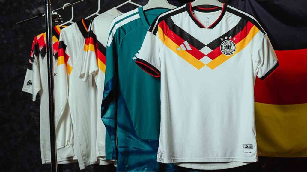 Deutschland Fußballtrikot 2025 in Retro-Design mit farbigen Akzenten und drei Sternen auf der Brust.