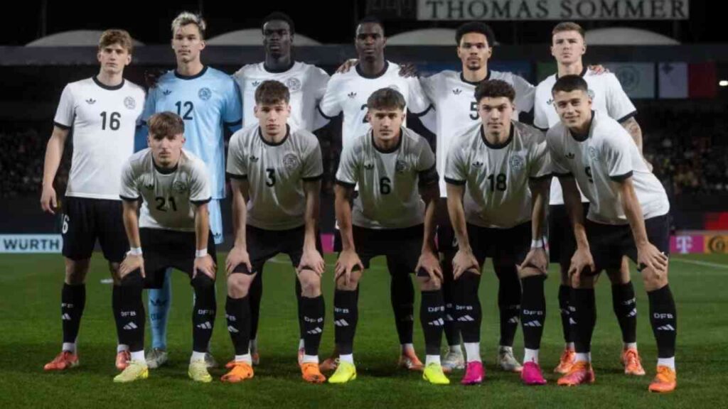 Die deutsche U21-Nationalmannschaft posiert in ihren Trikots vor einem Spiel während der EM-Qualifikation 2025.