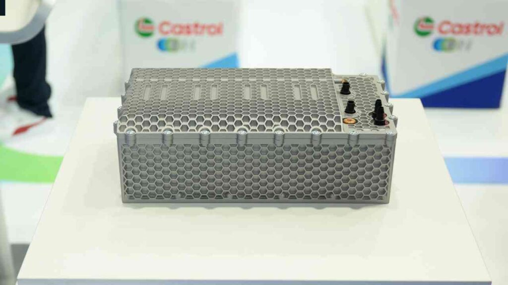 Batteriemodul mit hexagonalem Design, verwendet in Elektrofahrzeugen zur direkten Kühlung.
