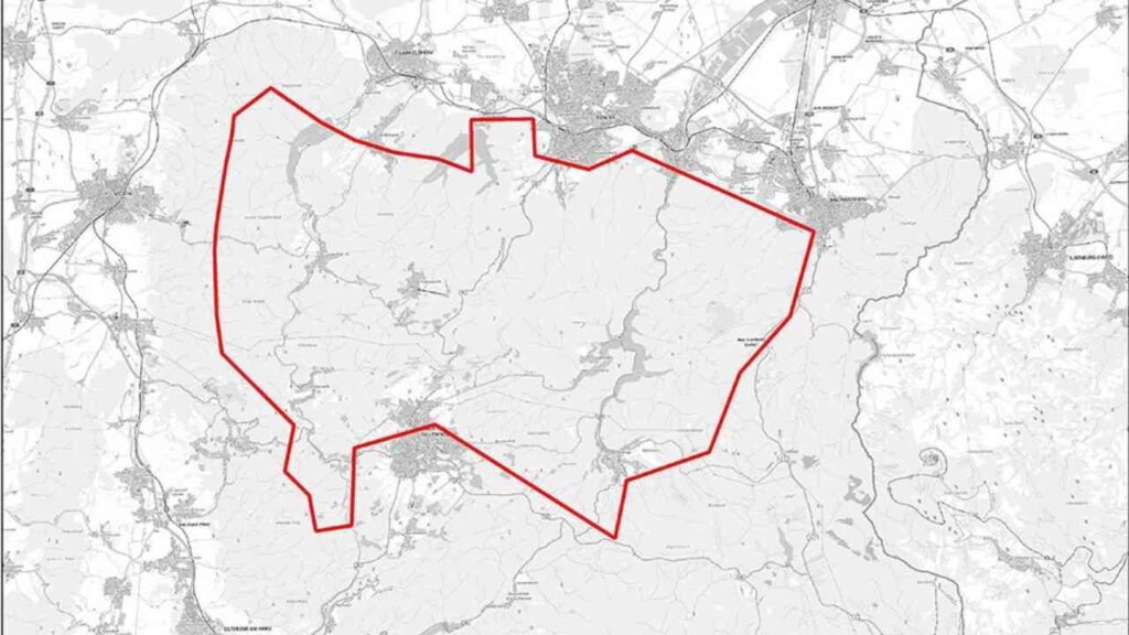 Karte mit einer roten Umrandung, die ein Gebiet im Harz darstellt, umgeben von Straßen und Städten.