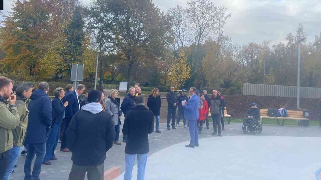 Menschen versammeln sich in einem Skatepark in Senden, um an einer Veranstaltung teilzunehmen.