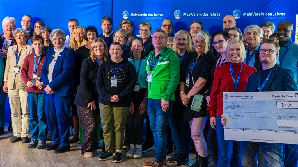 Gruppenfoto von Mitgliedern des Vereins des Jahres 2023 mit einem Scheck über 3000 Euro.