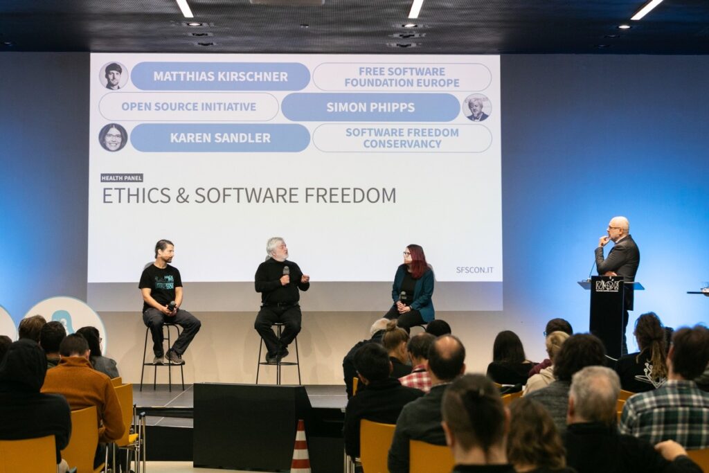 Paneldiskussion mit Matthias Kirschner, Simon Phipps und Karen Sandler über Ethik und Softwarefreiheit auf einer Bühne.