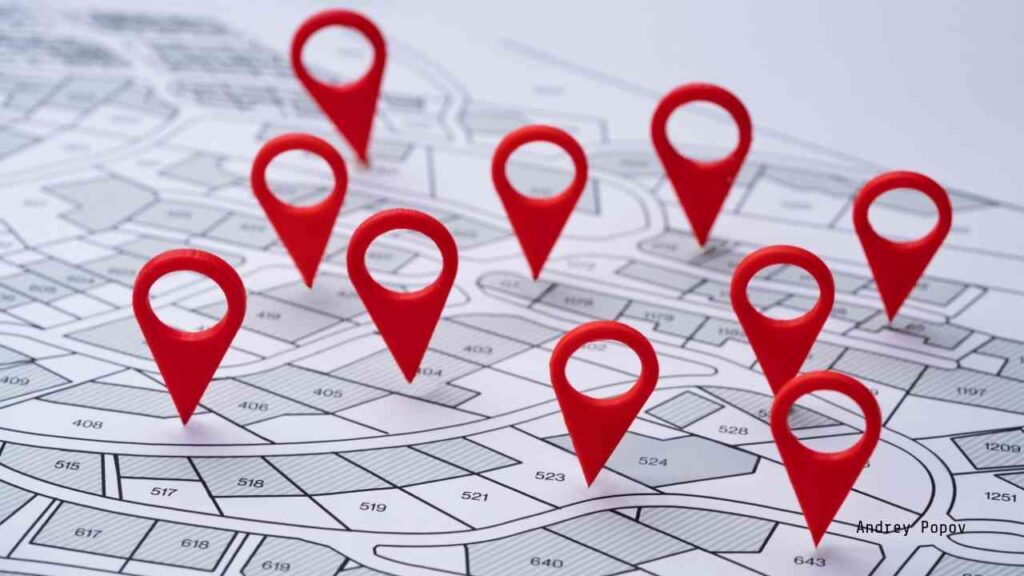 Rote Standortmarkierungen auf einem Stadtplan, die verschiedene Bereiche kennzeichnen.