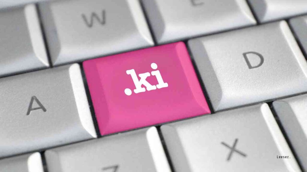 Tastatur mit einer pinken Taste, die die Domainendung '.ki' zeigt, auf einer modernen Computer-Tastatur.