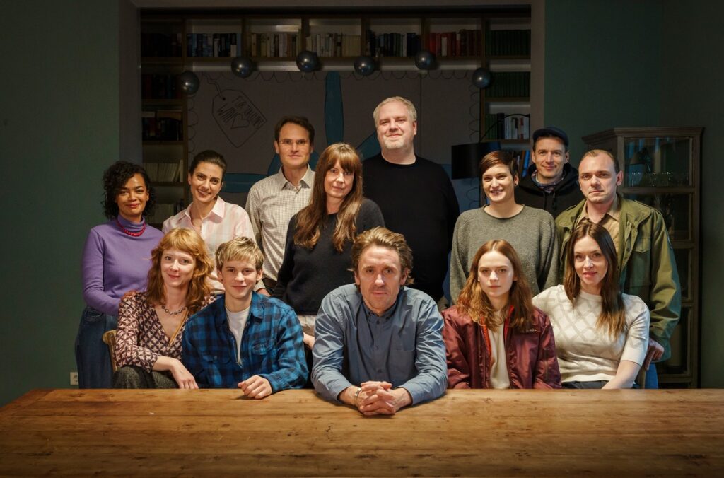 Gruppe von Schauspielern und Crewmitgliedern, die für einen Kriminalfilm in Baden-Baden posieren.