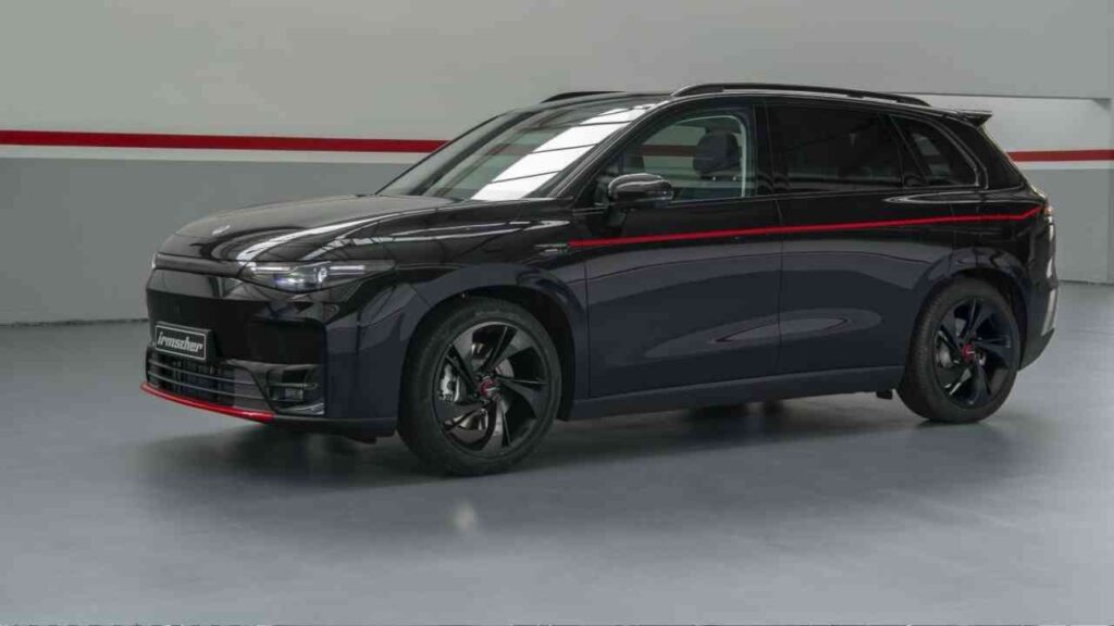 Schwarzer SUV mit roten Akzenten, präsentiert in einem modernen Ausstellungsraum.