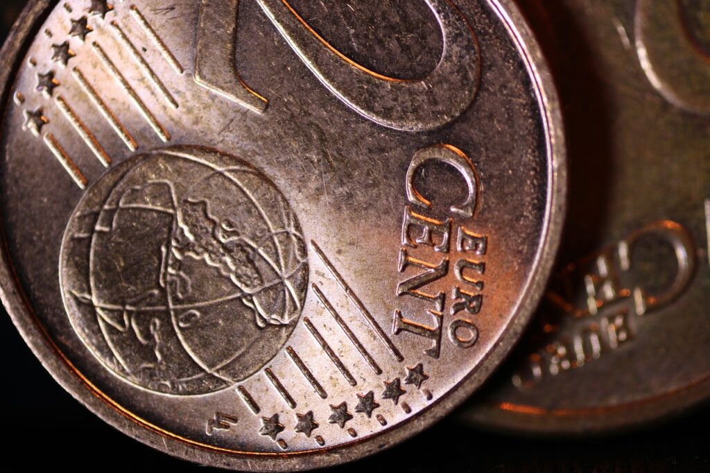 Nahaufnahme von Euro-Cent-Münzen mit dem Schriftzug 'EURO CENT' und einer Weltkugel auf der Vorderseite.