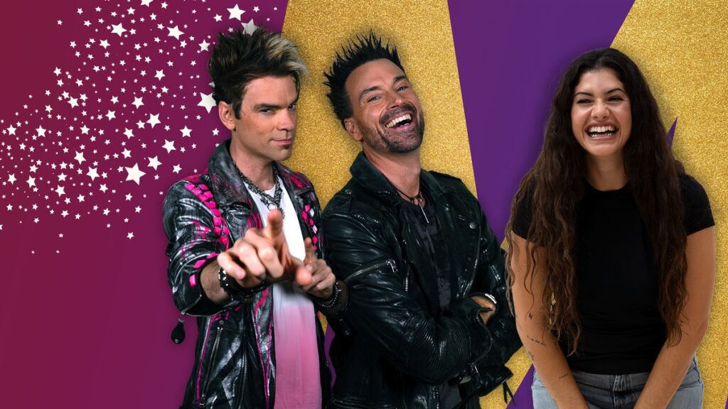 Drei Personen in modischer Kleidung posieren vor einem bunten Hintergrund mit Sternen und Glitzer.