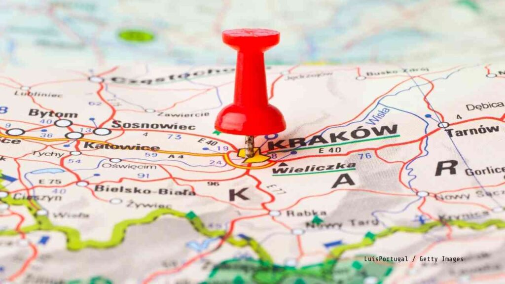 Rote Pinnnadel auf einer Landkarte, die die Stadt Krakau in Polen markiert.