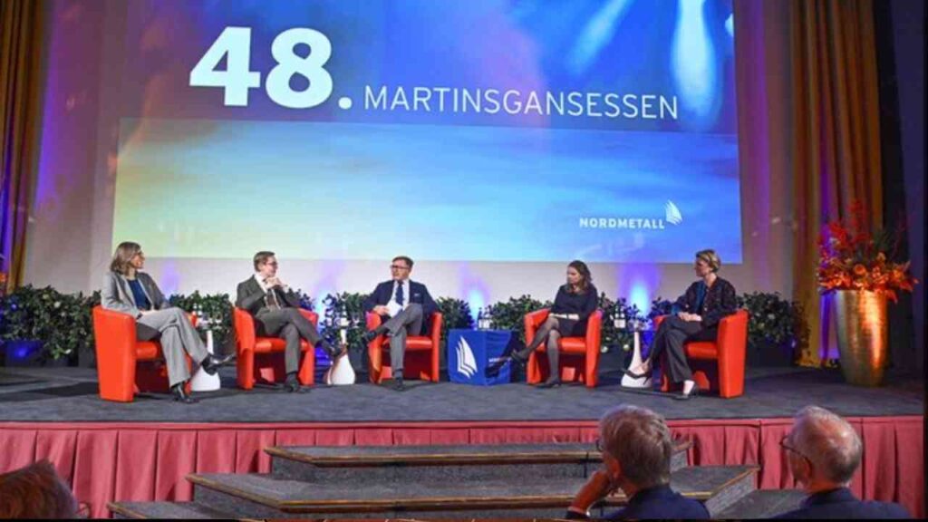 Podiumsdiskussion mit fünf Personen auf der 48. Martinsgansessen-Veranstaltung von Nordmetall.
