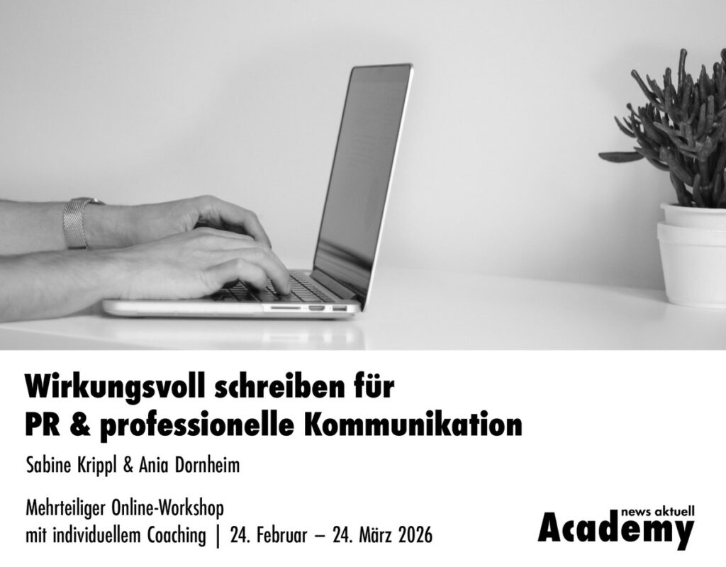 Laptop mit Händen, die auf einer Tastatur tippen, im Kontext eines Online-Workshops für PR und Kommunikation.