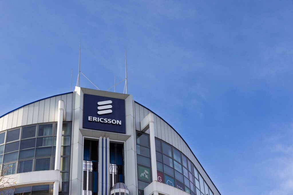 Gebäude mit dem Ericsson-Logo auf der Fassade unter einem blauen Himmel.