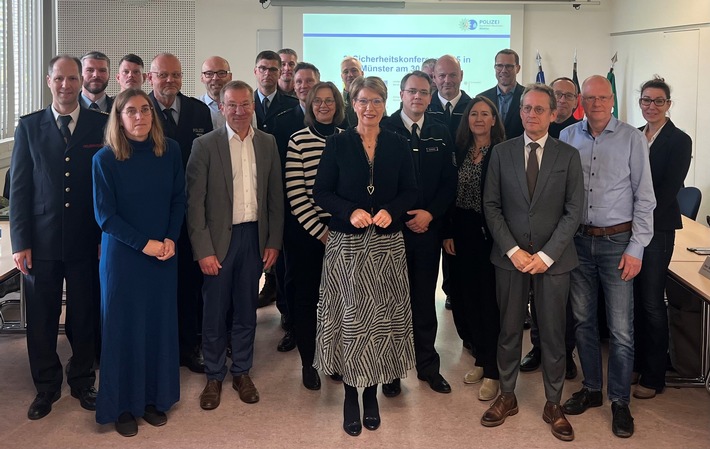 Gruppenfoto von Teilnehmern der Sicherheitskonferenz 2025 im Polizeipräsidium Münster mit verschiedenen Beamten und Vertretern.