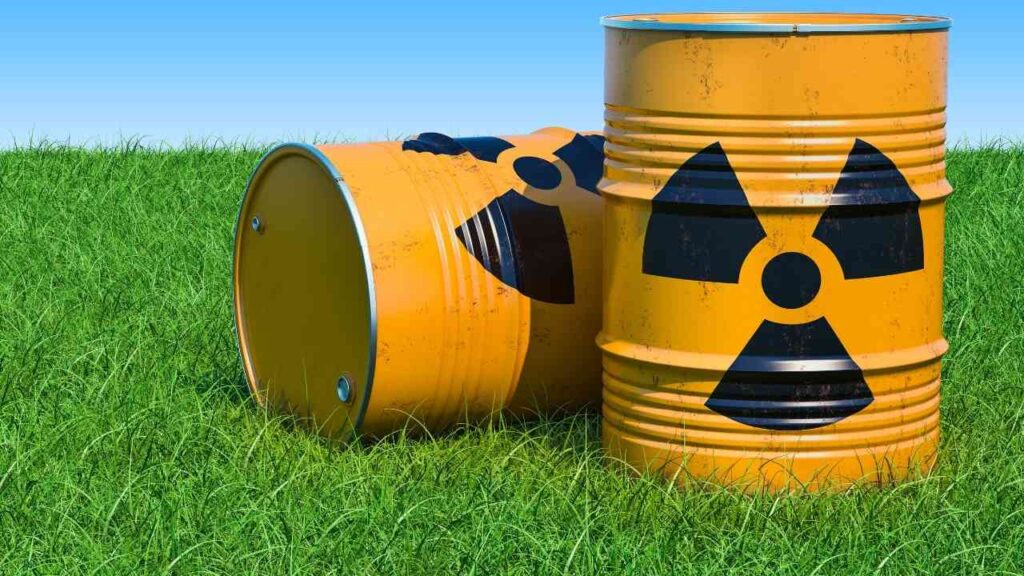 Zwei gelbe Fässer mit radioaktivem Symbol auf einer grünen Grasfläche.