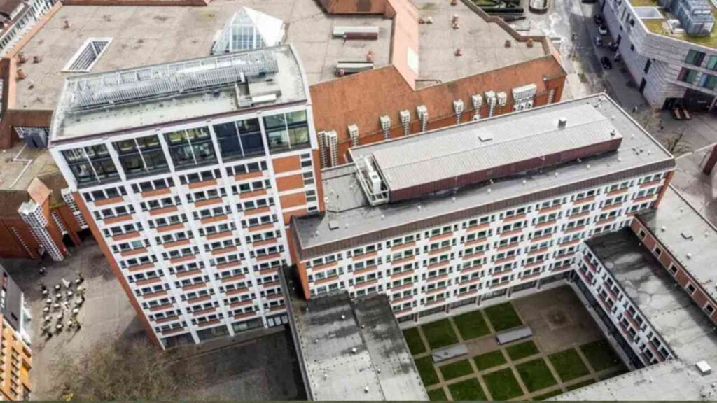 Luftaufnahme von modernen Wohngebäuden in Münster mit klaren Linien und verschiedenen Dachformen.