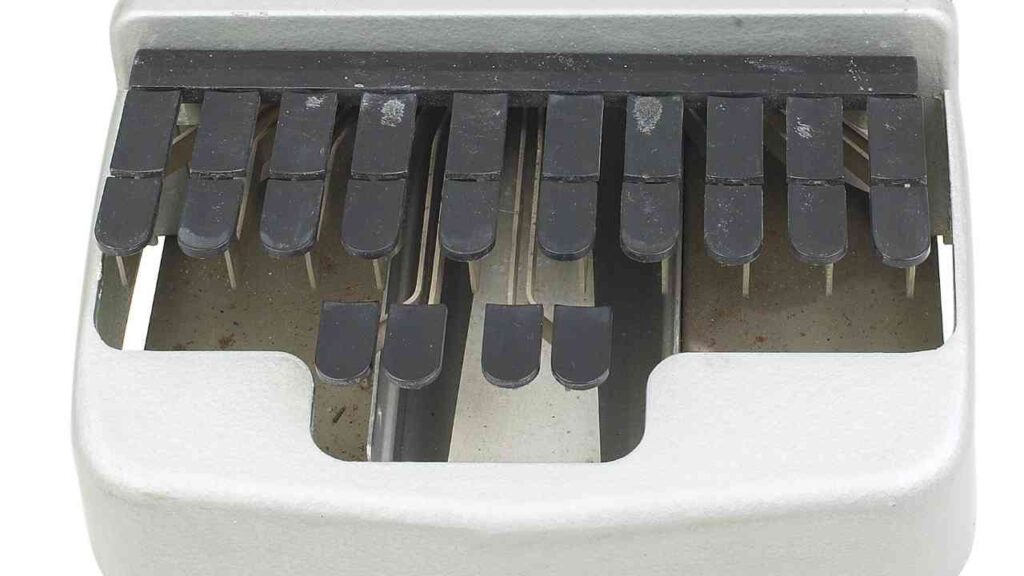 Schreibmaschine mit schwarzen Tasten und einem grauen Gehäuse, die für Stenografie verwendet wird.