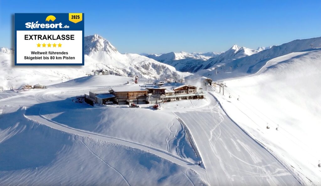 Schneebedeckte Berglandschaft mit Skigebiet und Seilbahn in Neukirchen am Großvenediger.