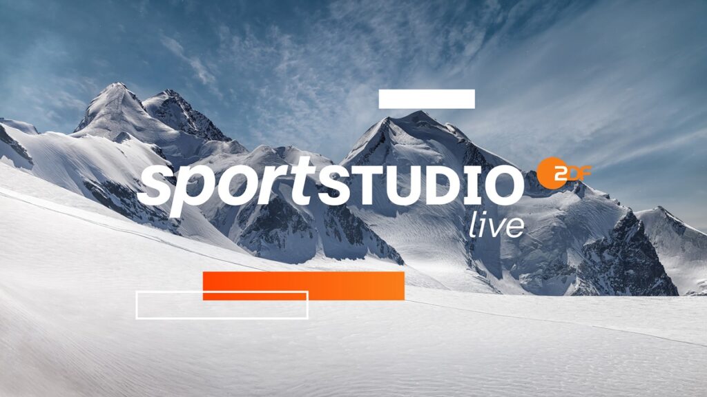 Schneebedeckte Berge mit wolkenverhangenem Himmel im Hintergrund, präsentiert im Sportstudio von ZDF.