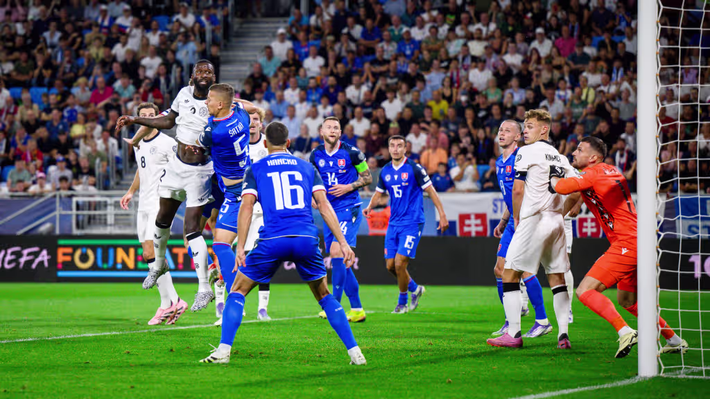 Spielszene mit Spielern der deutschen und slowakischen Nationalmannschaft während der WM-Qualifikation 2025.