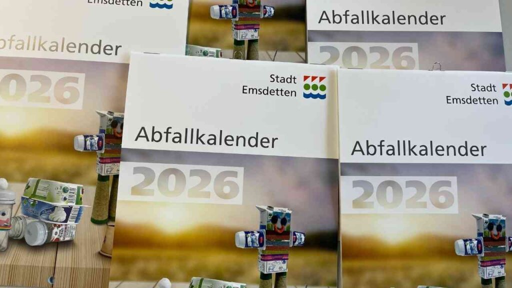 Abfallkalender 2026 der Stadt Emsdetten mit buntem Design und Recyclingmotiven auf dem Cover.