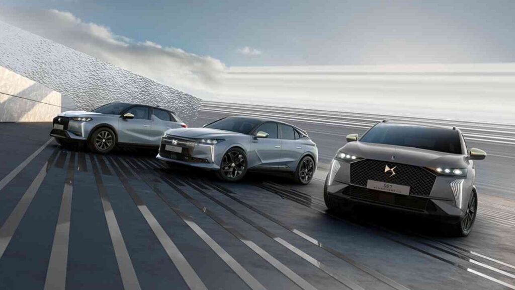 Drei Modelle von DS Automobiles in einer modernen Präsentation auf einer stilisierten Oberfläche.