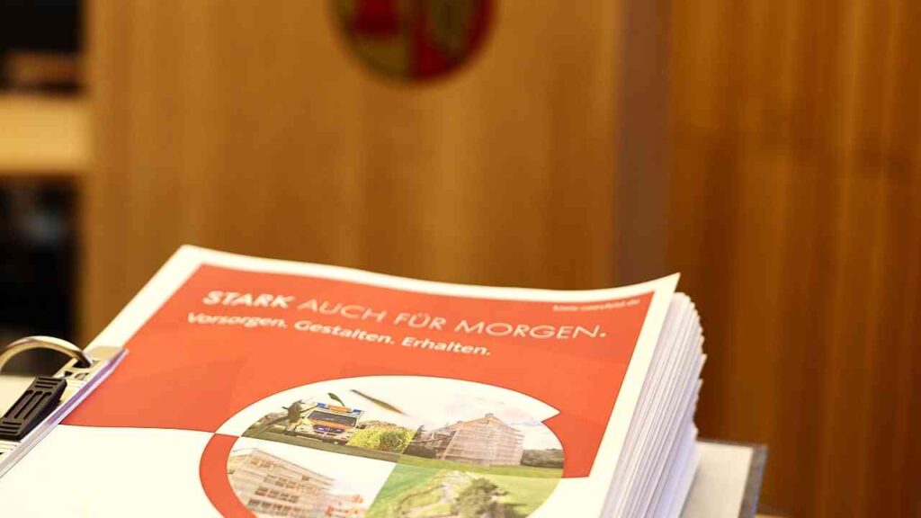 Dokument mit dem Titel 'STARK auch für morgen' auf einem Tisch, umgeben von Holzoberflächen.