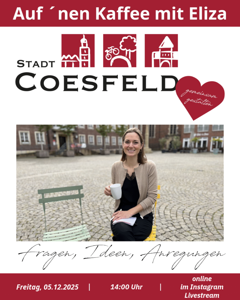 Frau mit einer Tasse Kaffee in der Hand, die auf einem Stuhl sitzt und in die Kamera lächelt.