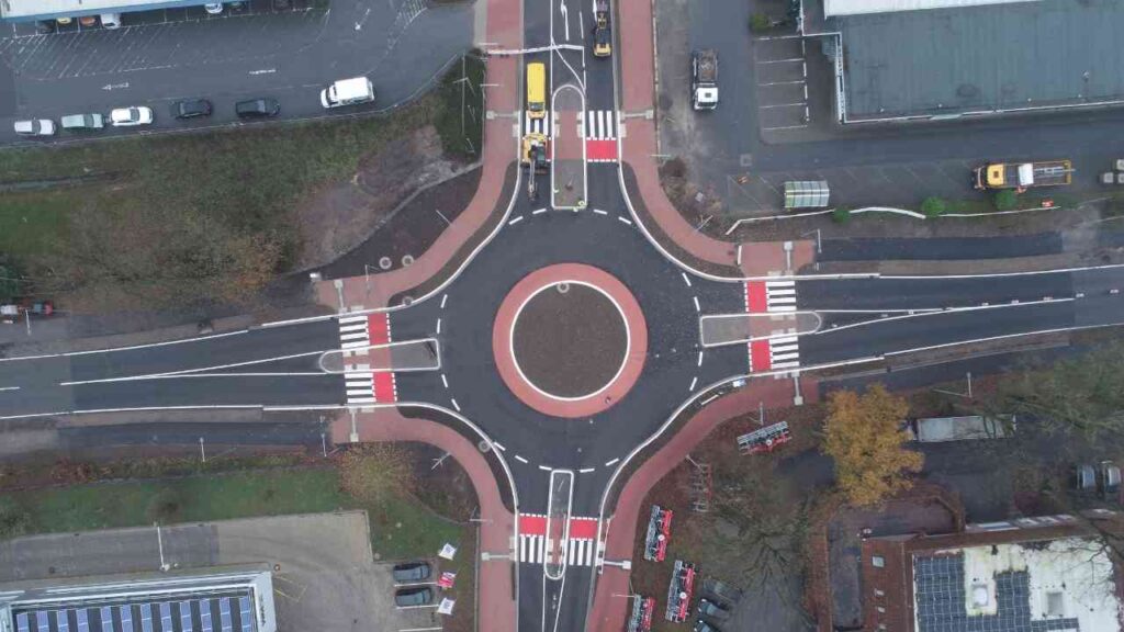 Luftaufnahme eines Kreisverkehrs mit markierten Fahrspuren und Zebrastreifen in Rheine.