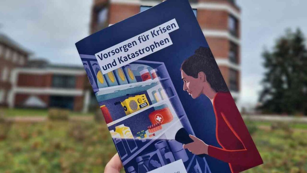 Broschüre mit dem Titel 'Vorsorgen für Krisen und Katastrophen', die eine Frau zeigt, die in einen Kühlschrank schaut.