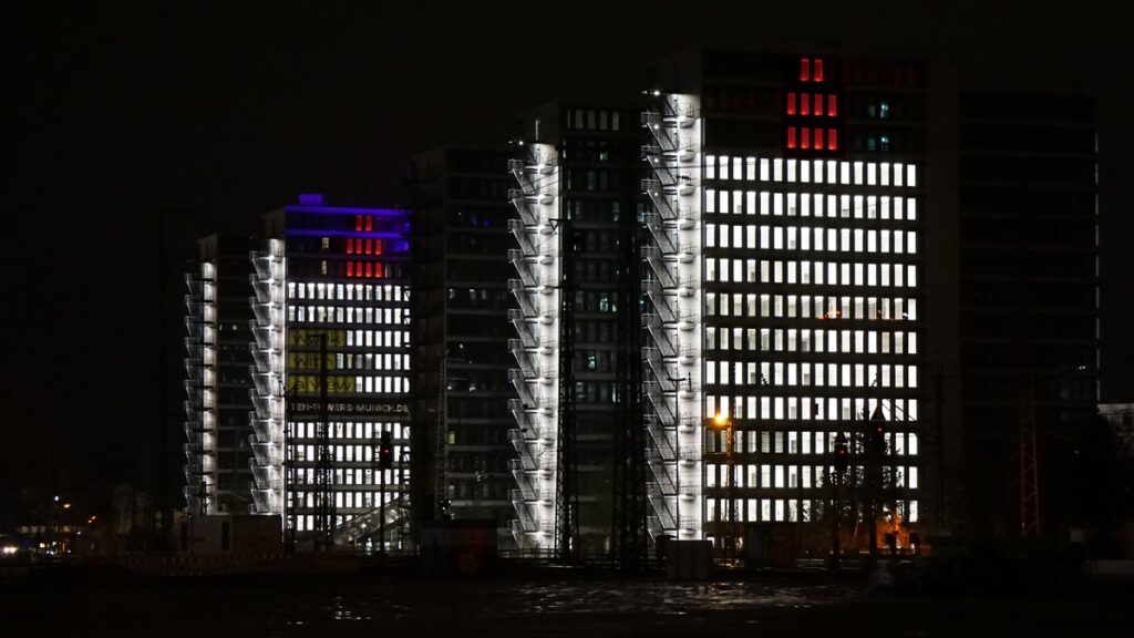 Ten Towers, vier Kerzen: Hochhaus Ensemble in München wird zu Deutschlands größtem Adventskranz