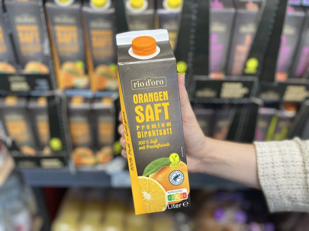 ALDI macht's noch günstiger: Neuer Dauertiefpreis bei Fruchtsäften und Kartoffelchips
