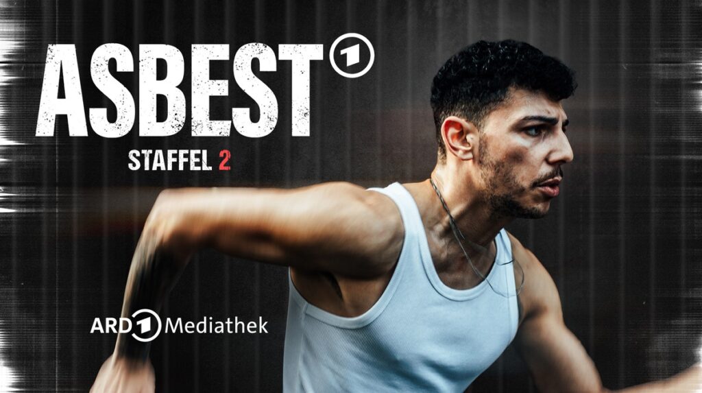 Mann in einem weißen Tanktop, der in einer dynamischen Pose läuft, mit dem Titel 'ASBEST Staffel 2' im Hintergrund.