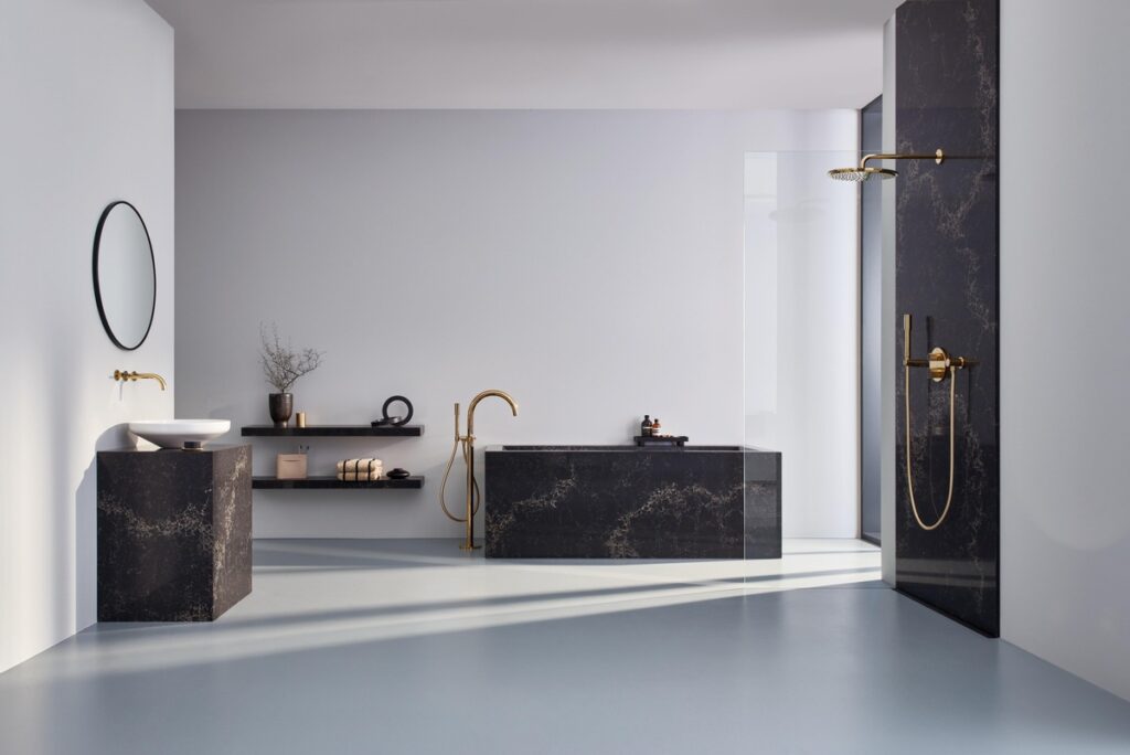 Modernes Badezimmer mit schwarzem Marmorwaschtisch, goldenen Armaturen und minimalistischer Einrichtung.