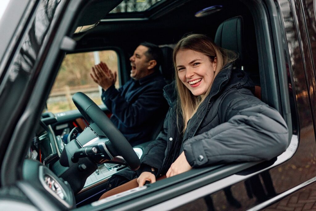 Weihnachtswunder in Hamburg: Junge Familie gewinnt Mercedes G Klasse und 50.000 Euro