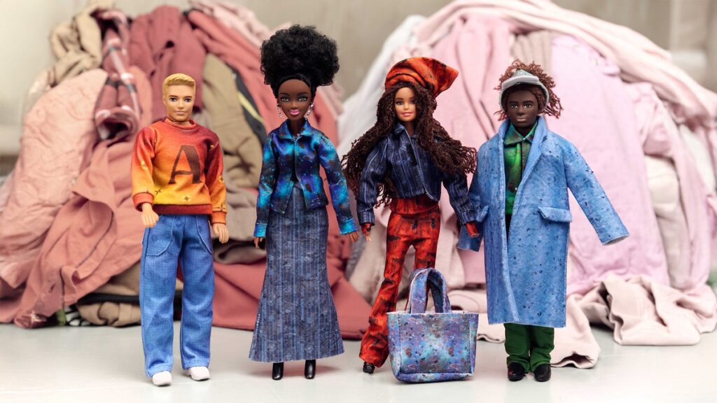 Vier Puppen in modischer Kleidung, darunter eine Frau mit Afro-Haar und ein Mann mit einem bunten Sweatshirt.
