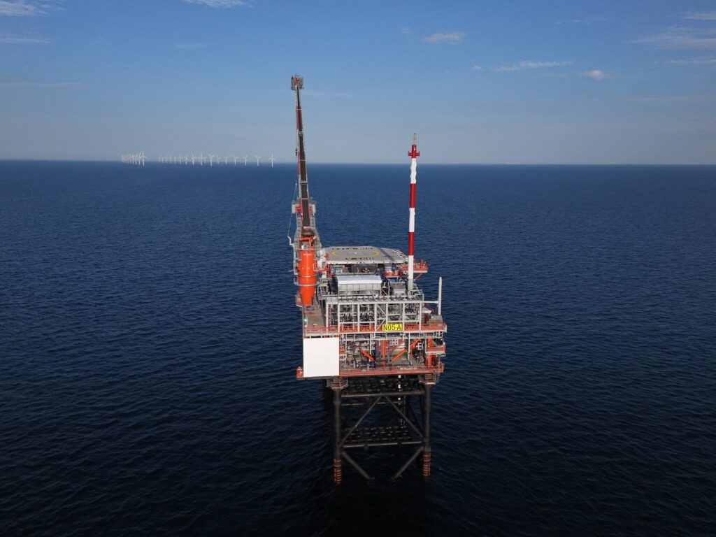 N05 A wird als erste Gasplattform in der Nordsee mit Offshore Windenergie betrieben
