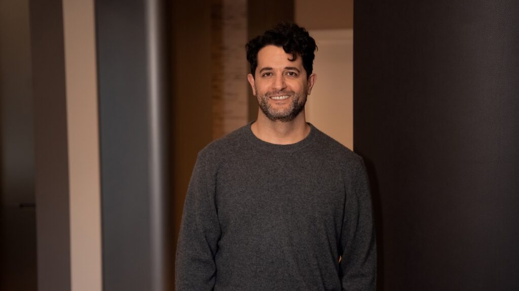 Eleganz am Belsenplatz: Dr. Amir Roushan eröffnet mit DUSSELDORFPLASTICS eine neue Praxis für Plastische und Ästhetische Chirurgie auf historischem Clubboden