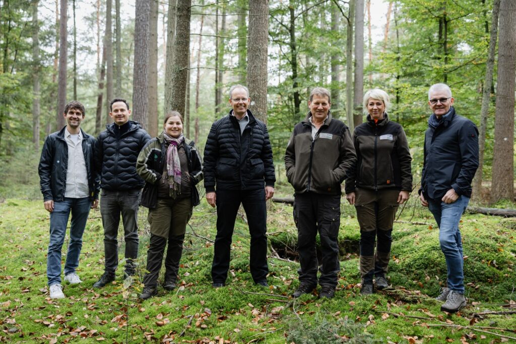 Wertgarantie Group stärkt regionale Klimaschutzprojekte / Engagement für Waldumbau und Moor Renaturierung setzt wichtige ökologische Impulse